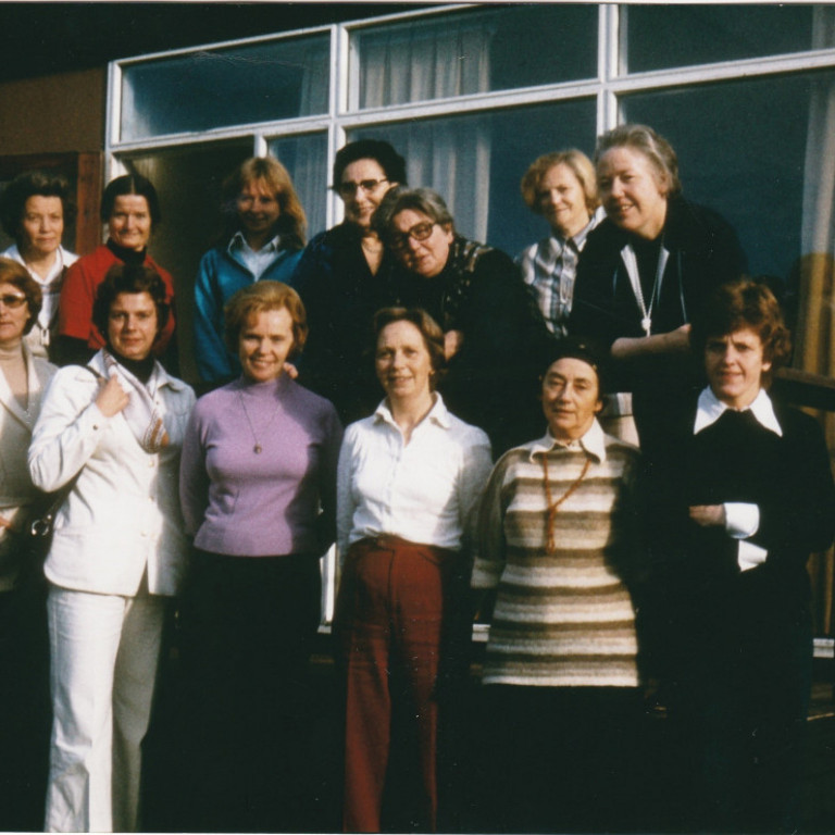 Efri röð: Sigríður Kristjánsdóttir, NN, NN, Halldóra Eggertsdóttir, Guðrún Halldórsdóttir, Jenna Jensdóttir, Þuríður Kristjánsdóttir. Fremri röð: NN, NN, Sigríður Valgeirsdóttir, Pálína Jónsdóttir, Rannveig Löve, NN