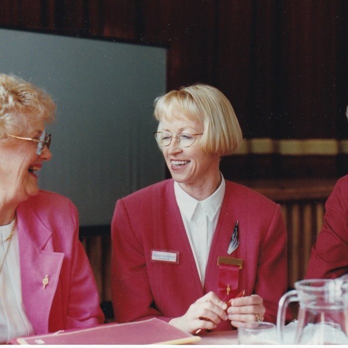 Irene Murphy alþjóðaforseti, Ragnheiður Stefánsdóttir, Betadeild og Margrét Schram, Alfadeild