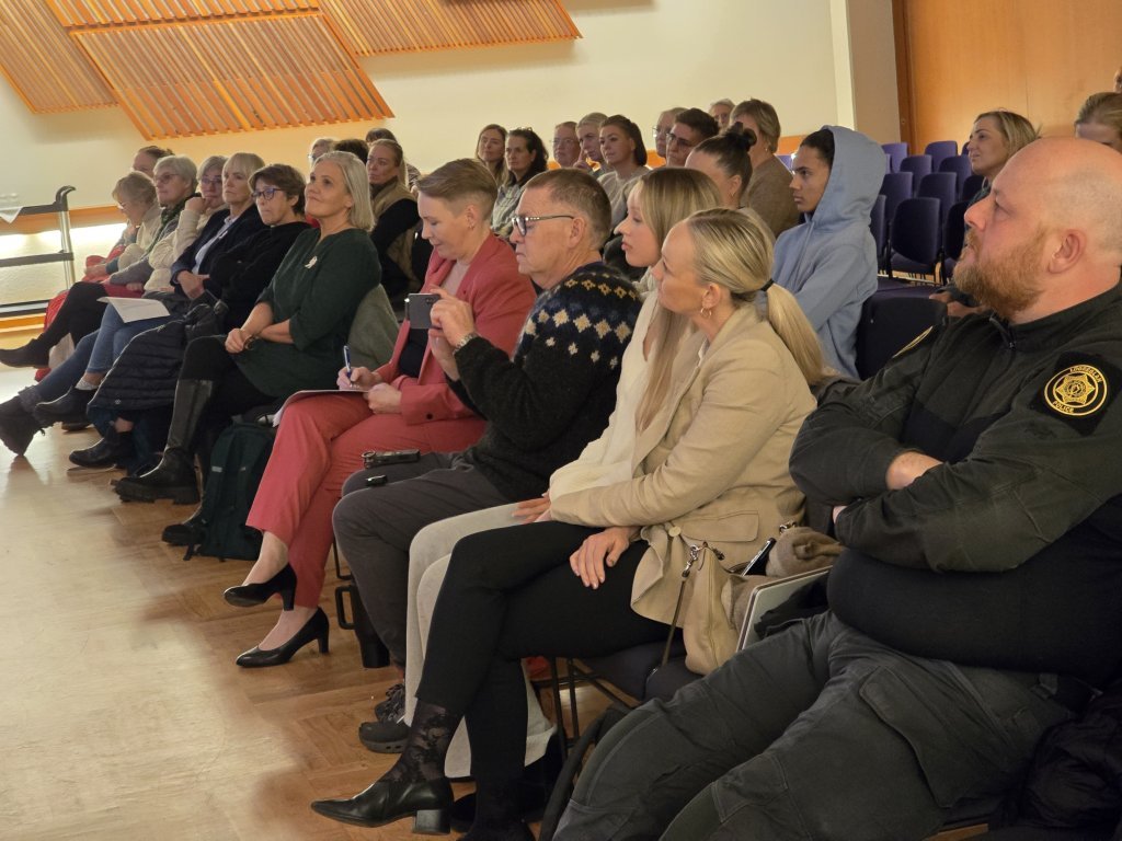 Þétt setinn bekkurinn.