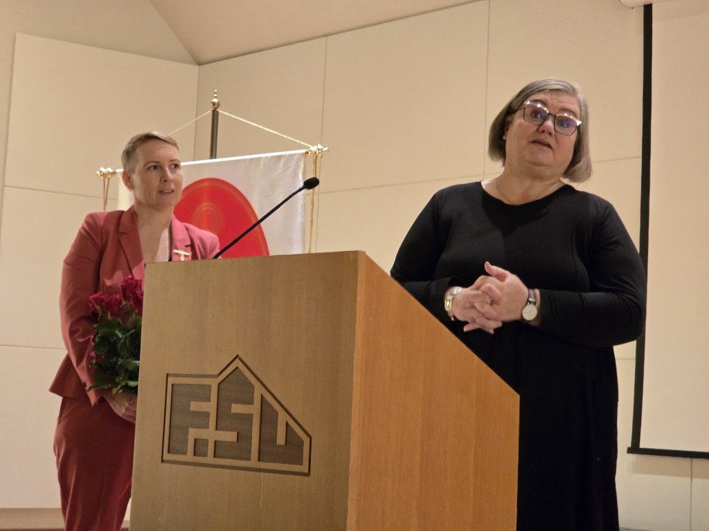 Komið að lokum þingsins og rósir afhentar.