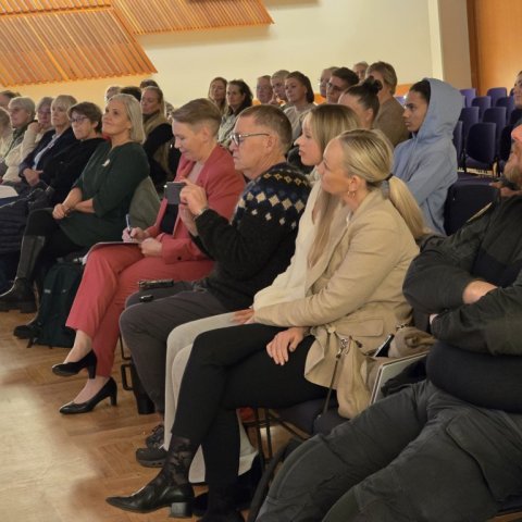 Þétt setinn bekkurinn.