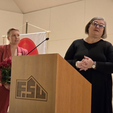 Komið að lokum þingsins og rósir afhentar.