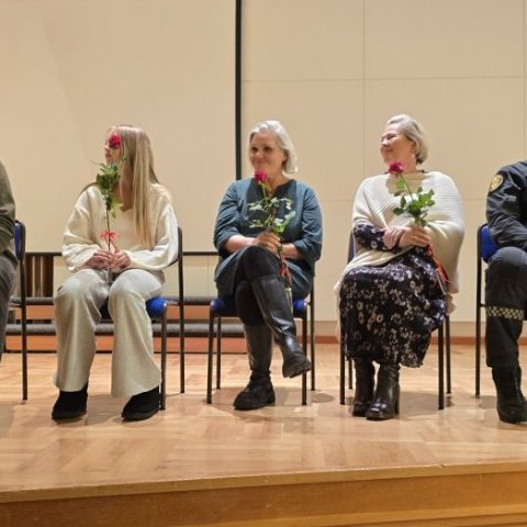 Rósin táknar: Fegurð, innblástur og sköpunarkraft.