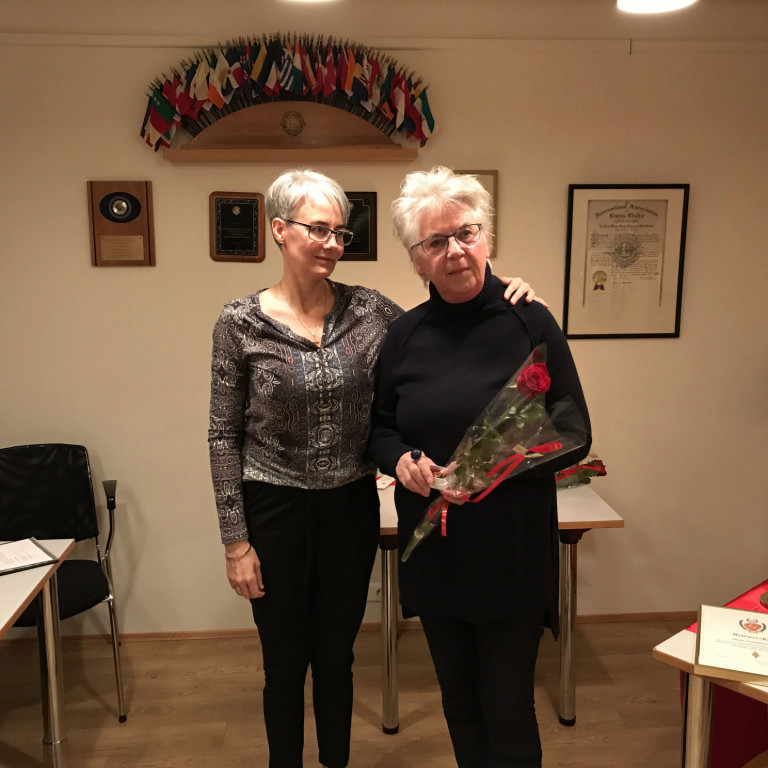 Ingibjörg Auðunsdóttir ein af stofnfélögum deildarinnar fær viðurkenningu fyrir 40 ára starf með deildinni.