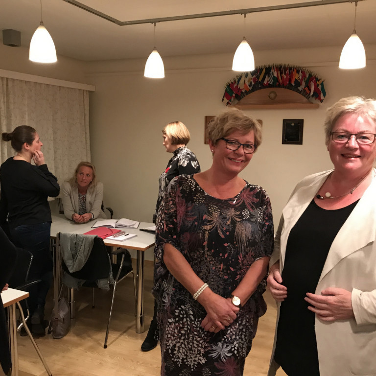 Ragnheiður Sigurðard. og Halldóra Haraldsd. á spjalli