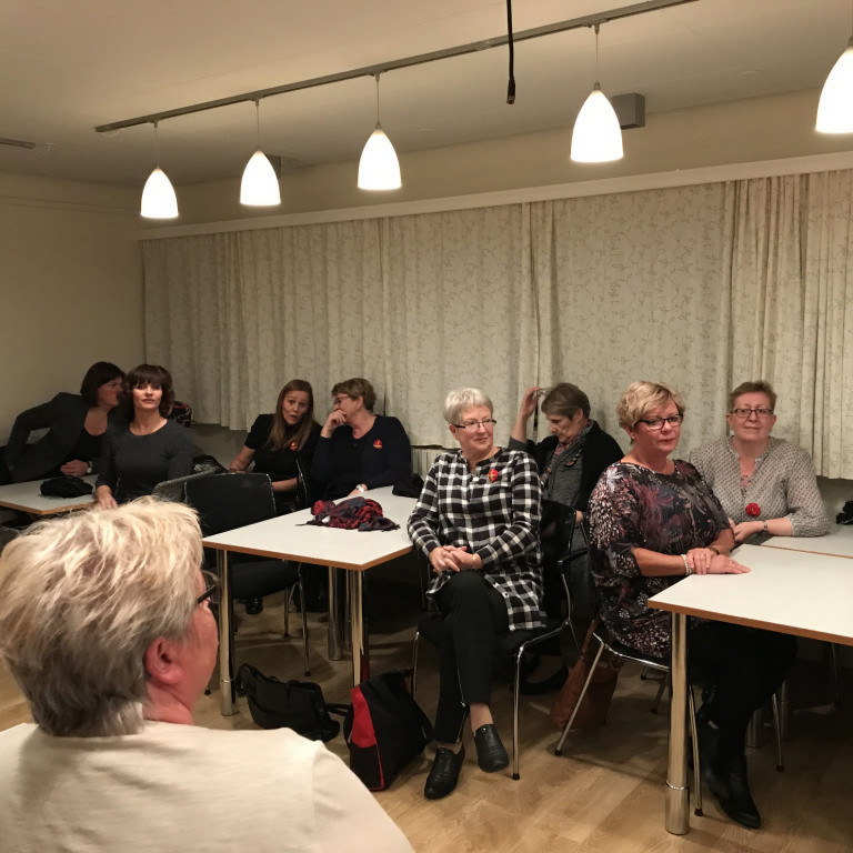 Hlustað með athygli