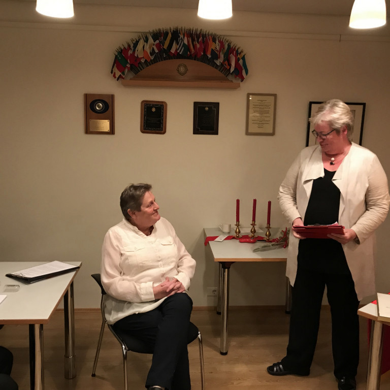 Halldóra Haraldsdóttir talar til Dr. Sigrúnar Sveinbjörnsdóttur sem var heiðruð á afmælisári Betadeildar fyrir störf sín að menntamálum