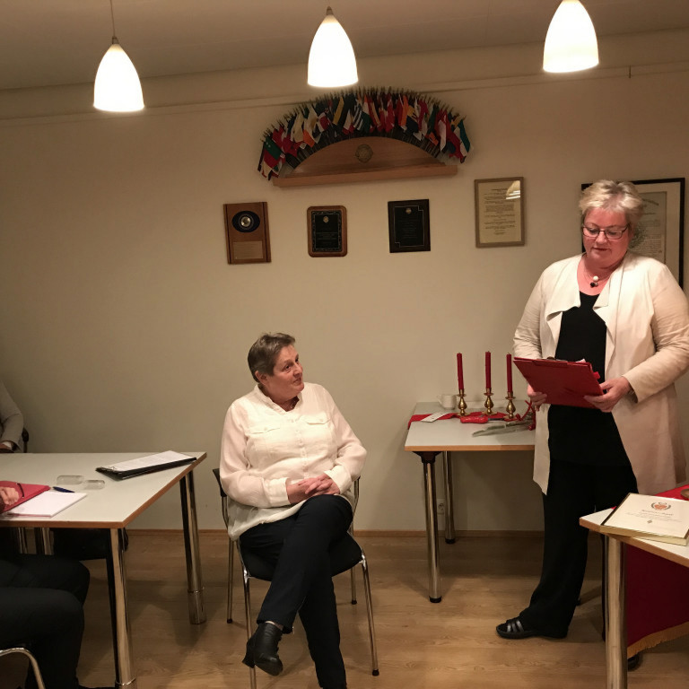 Halldóra Haraldsdóttir talar til Dr. Sigrúnar Sveinbjörnsdóttur sem var heiðruð á afmælisári Betadeildar fyrir störf sín að menntamálum