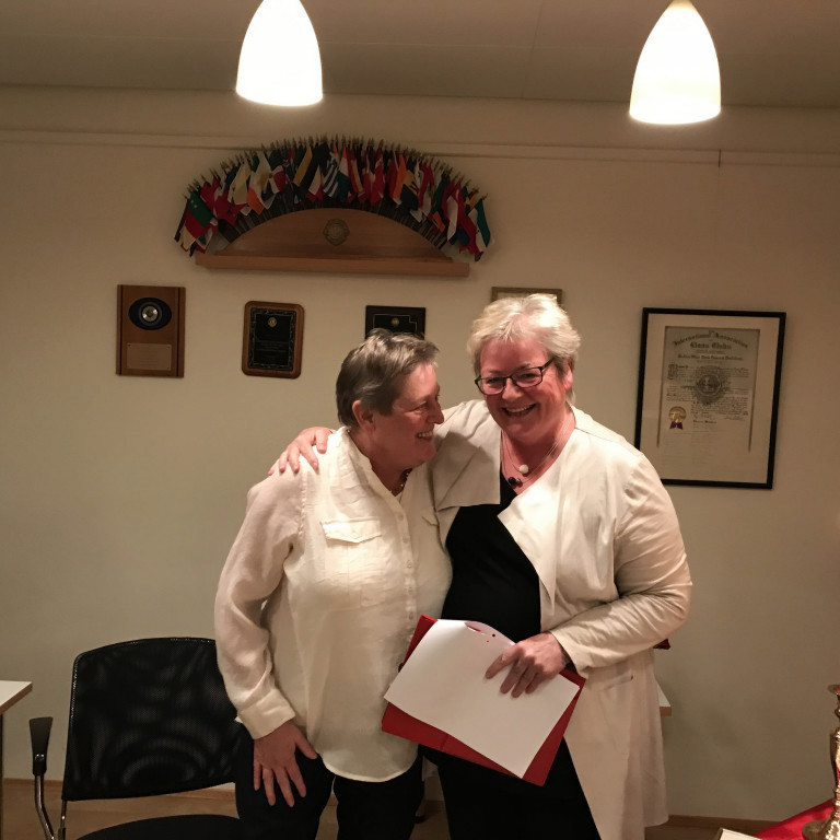 Halldóra Haraldsdóttir talar til Dr. Sigrúnar Sveinbjörnsdóttur sem var heiðruð á afmælisári Betadeildar fyrir störf sín að menntamálum