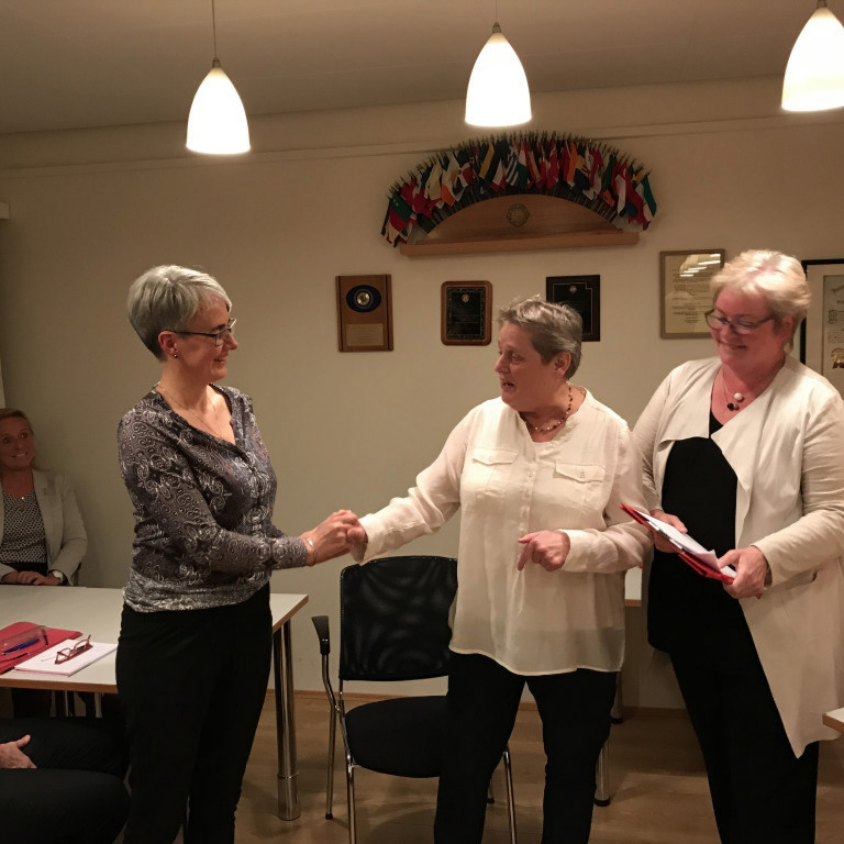 Aníta formaður óskar Sigrúnu til hamingju