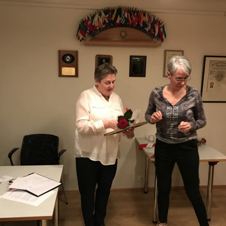 Sigrún tekur við heiðursskjali og rósinni okkar góðu.