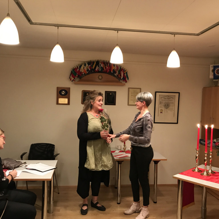 María Gunnarsdóttir fær rós fyrir að sjá um söngþjálfun Betakvenna.