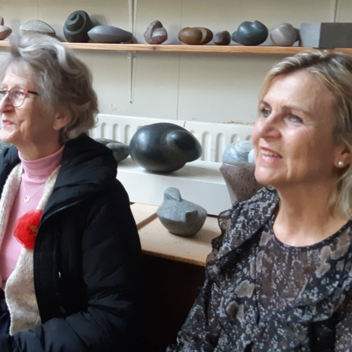 Deltakonur í heimsókn hjá Helenu Guttormsdóttur. Jónína Eiríksdóttir og Guðlaug Sverrisdóttir.