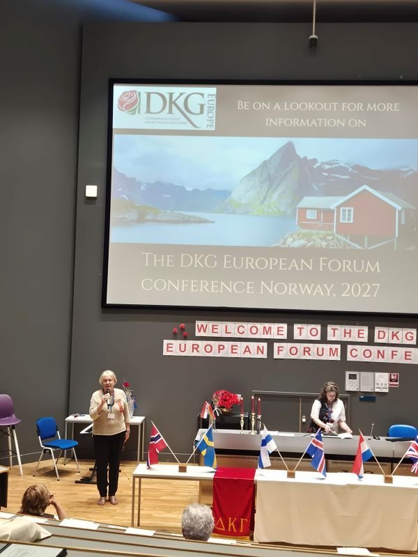 Ingibjörg Jónasdóttir afhendir Marie-Antoinette forseta Evrópu Forum fundarhamarinn undir lokin.