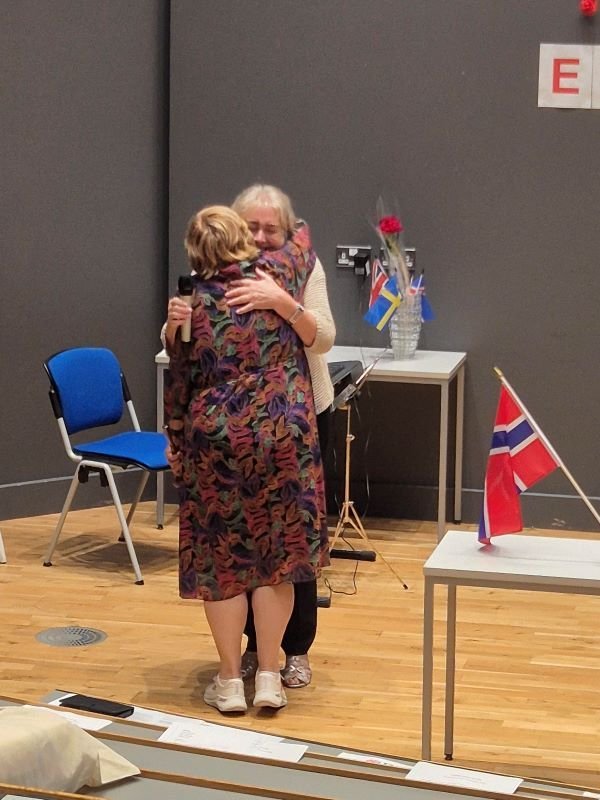 Ingibjörg Jónasdóttir afhendir Marie-Antoinette forseta Evrópu Forum fundarhamarinn undir lokin.