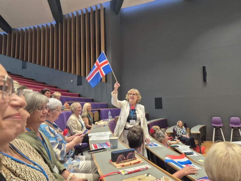 Fánahylling, Árný Elíasdóttir fráfarandi landssambandsforseti.