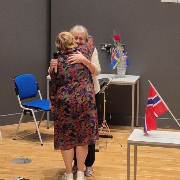 Ingibjörg Jónasdóttir afhendir Marie-Antoinette forseta Evrópu Forum fundarhamarinn undir lokin.