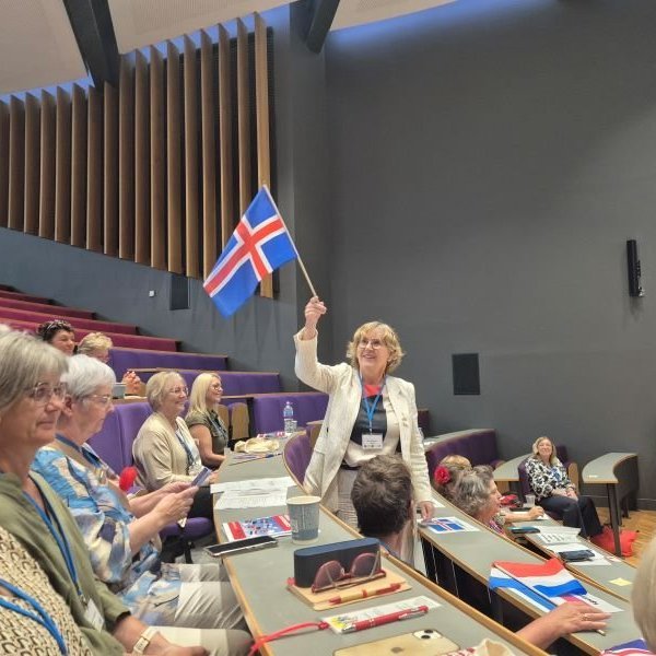 Fánahylling, Árný Elíasdóttir fráfarandi landssambandsforseti.