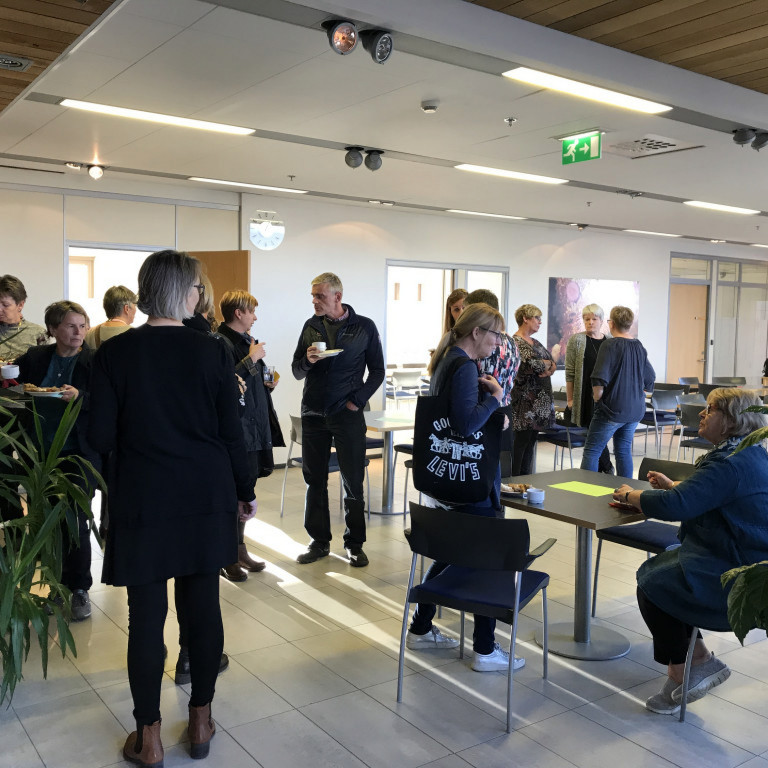 Þátttakendur ræða saman áður en þingið hefst