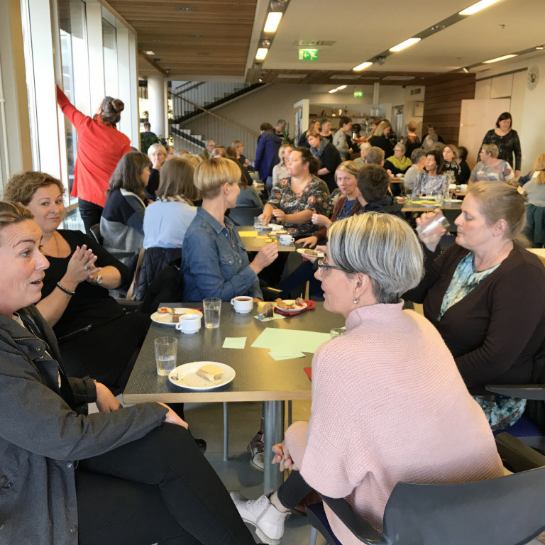 Þátttakendur unnu saman í hópum á mörgum borðum og ræddu