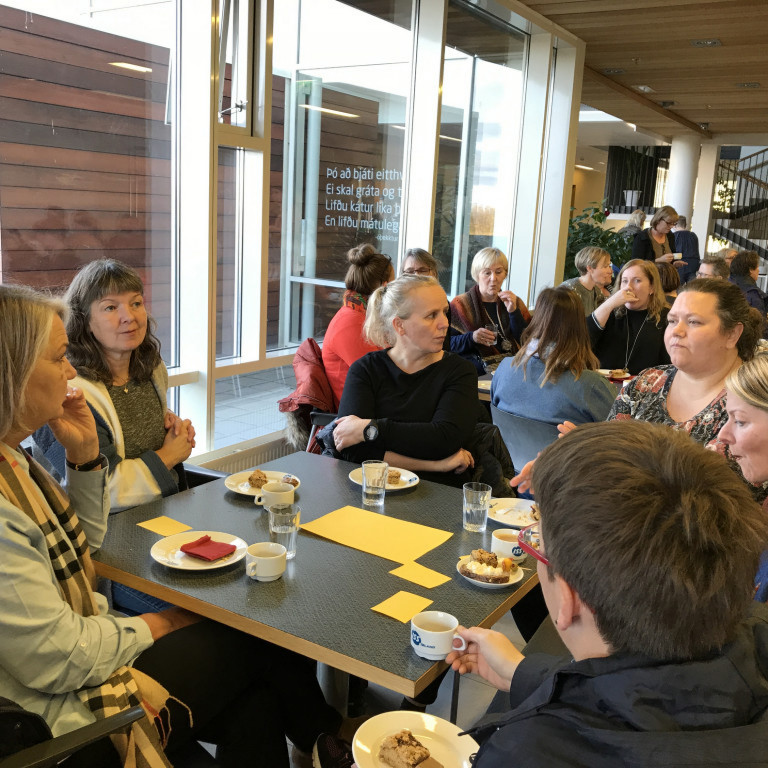 Hópavinna var á mörgum borðum þar sem þátttakendur ræddu málin og svöruðu spurningum