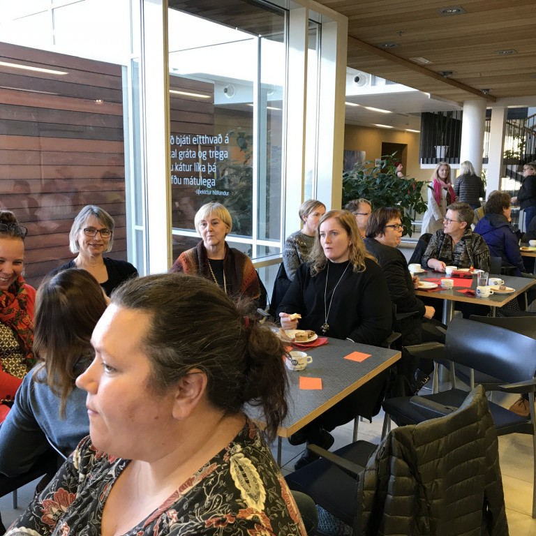 Hópavinna var á mörgum borðum þar sem þátttakendur ræddu málin og svöruðu spurningum