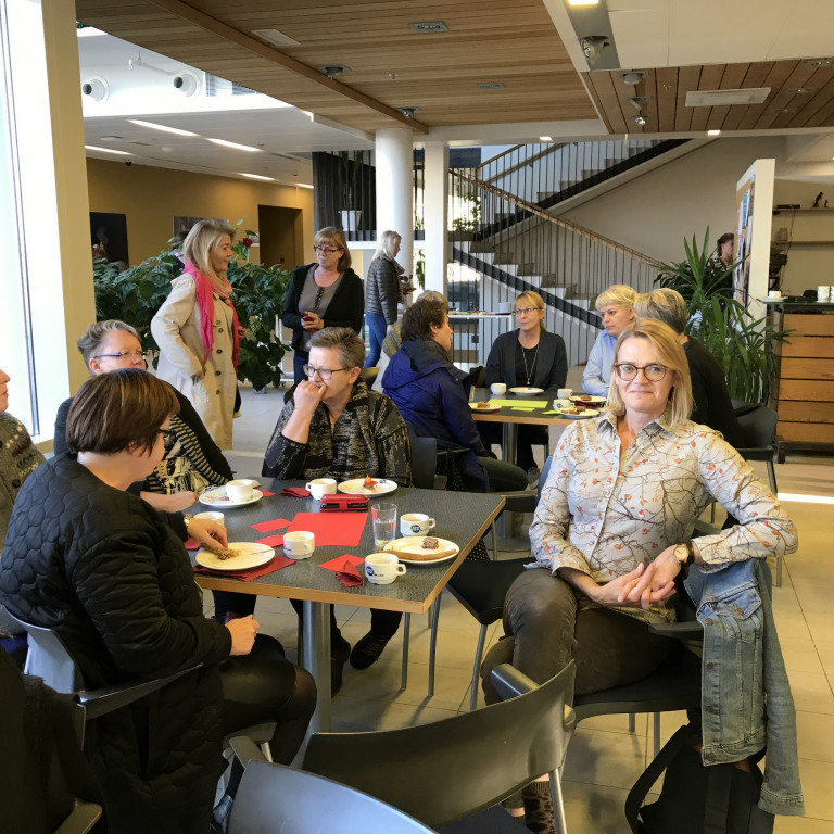 Hópavinna var á mörgum borðum þar sem þátttakendur ræddu málin og svöruðu spurningum