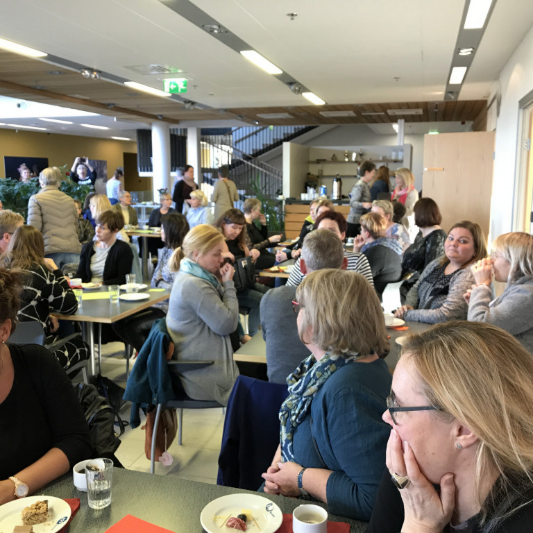 Hópavinna var á mörgum borðum þar sem þátttakendur ræddu málin og svöruðu spurningum