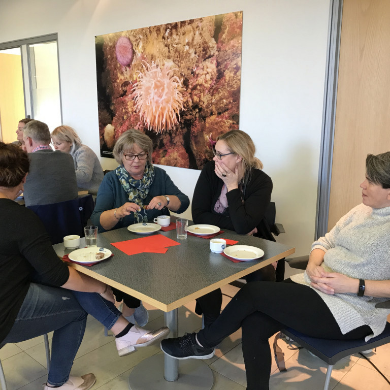Hópavinna var á mörgum borðum þar sem þátttakendur ræddu málin og svöruðu spurningum