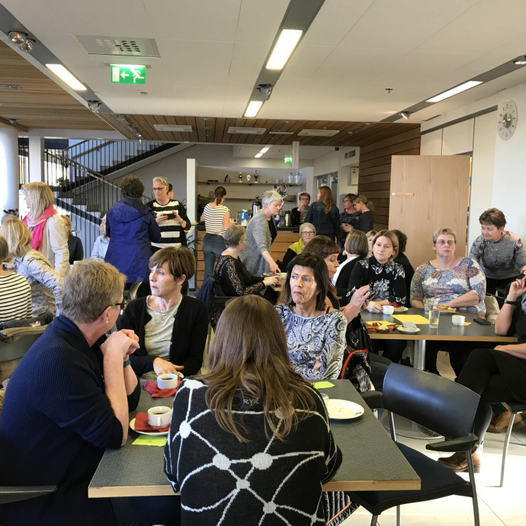 Hópavinna var á mörgum borðum þar sem þátttakendur ræddu málin og svöruðu spurningum