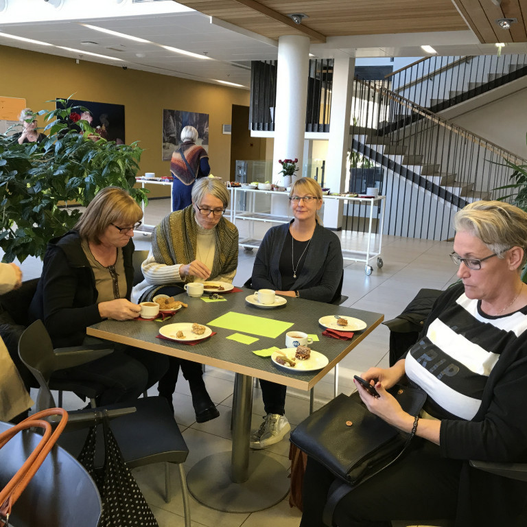 Hópavinna var á mörgum borðum þar sem þátttakendur ræddu málin og svöruðu spurningum