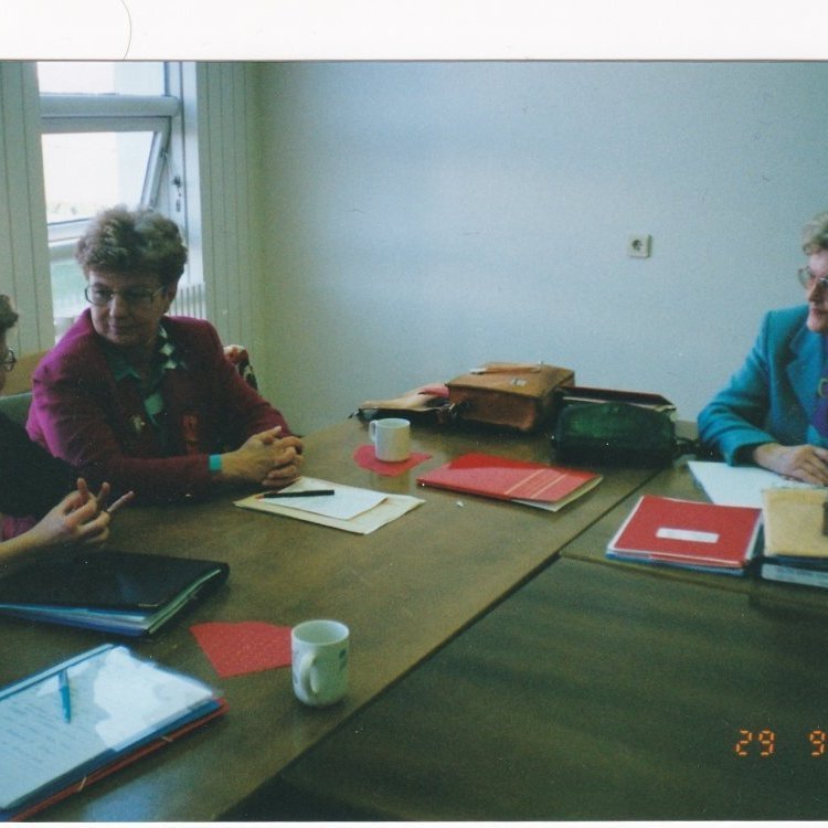 Framkvæmdaráð landssambandsins 1996 fundar. Sigrún Klara Hannesdóttir, Alfadeild og Jakobína Guðmundsdóttir, Alfadeild