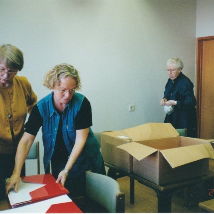 Framkvæmdaráð landssambandsins 1996 skoðar nýjar rauðar DKG- möppur sem kynningarnefnd lét útbúa. María Kjeld Gammadeild, Rósa K. Júlíusdóttir Betadeild formaður kynningarnefndar, Þuríður Kristjánsdóttir,Alfadeild,