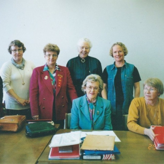 Framkvæmdaráðsfundur haust 1996 í forsetatíð Sigrúnar Klöru forseta landssambandsins. Sigrún Jóhannesdóttir varaforseti tók þessa mynd og er því ekki með á myndinni.
Frá vinstri: NN, Elínborg Sigurðardóttir Epsilondeild, Sigrún Klara Hannesdóttir forseti landssambandsins Alfadeild, Þuríður Kristjánsdóttir, Alfadeild ritari, Rósa K. Júlíusdóttir, Betadeild. Sitjandi: Jakobína Guðmundsdóttir gjaldkeri,  María Kjeld Gammadeild.