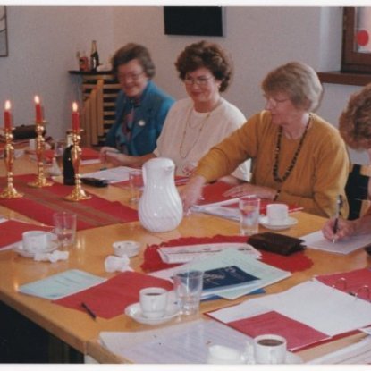 Stjórn og framkvæmdaráð landssambandsins 1997 Frá v. ?,?,?,Sigrún Klara Hannesdóttir Alfadeild fráfarandi forseti landssambandsins, Jakobína Guðmundsdóttir gjaldkeri landssambandsins Alfadeild, Sigríður Jónsdóttir varaforseti landssambandsins Gammadeild, María Kjeld formaður Gammadeild, Guðrún Geirsdóttir formaður Etadeild,Sigrún Jóhannesdóttir forseti landssambandsins.