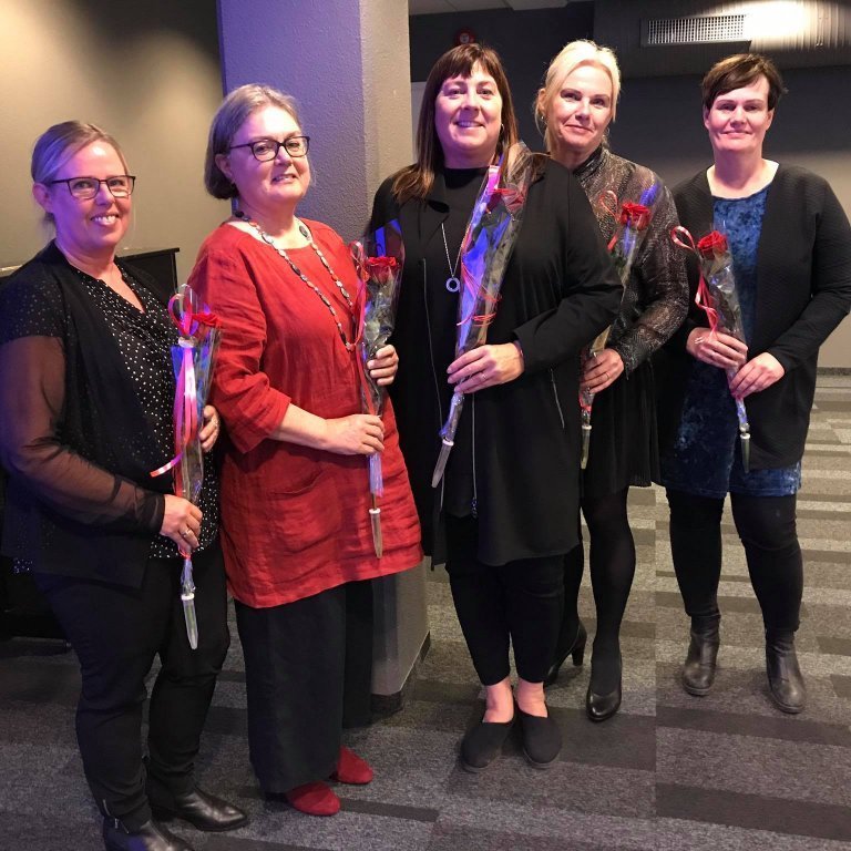 Fráfarandi stjórn þakkað fyrir vel unnin störf og afhent rós.
F.v. Kristín Helgadóttir gjaldkeri, Ása Einarsdóttir meðstjórnandi, Gerður Pétursdóttir formaður, Ingibjörg Hilmarsdóttir meðstjórnandi og Sigurlína Jónasdóttir ritari og vefstjóri