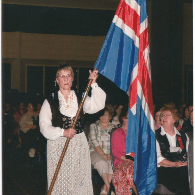 Anna Þóra Baldursdóttir Betadeild, landssambandsforseti 2007-2009 ber inn fánann á setningu