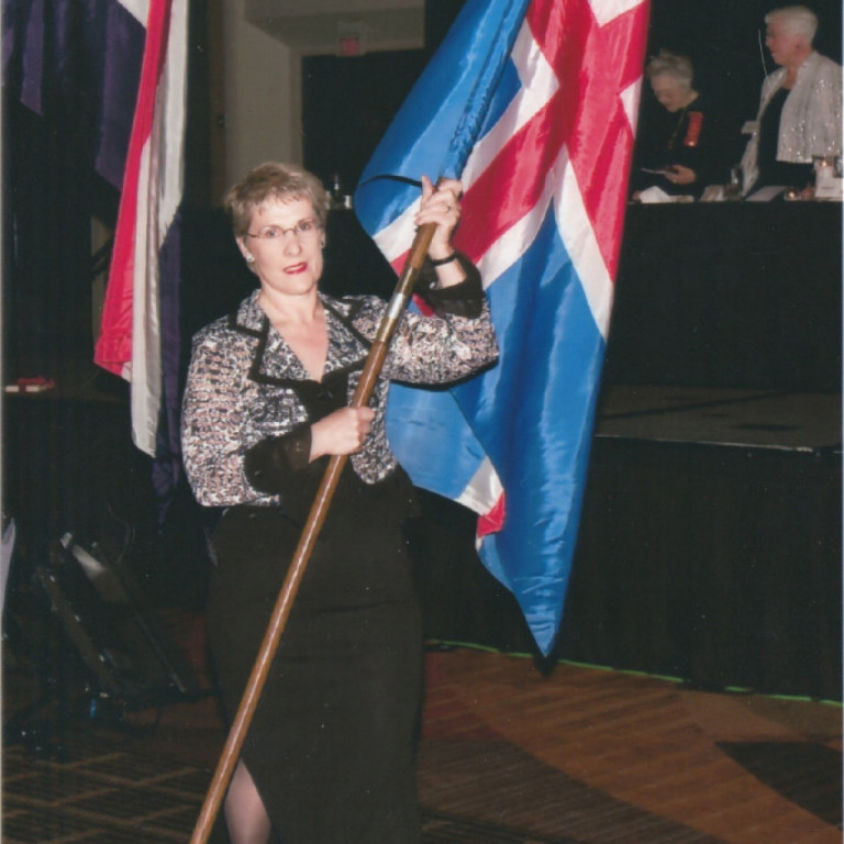 Anna Þóra Baldursdóttir Betadeild, landssambandsforseti 2007-2009 ber fánann út að loknu þingi