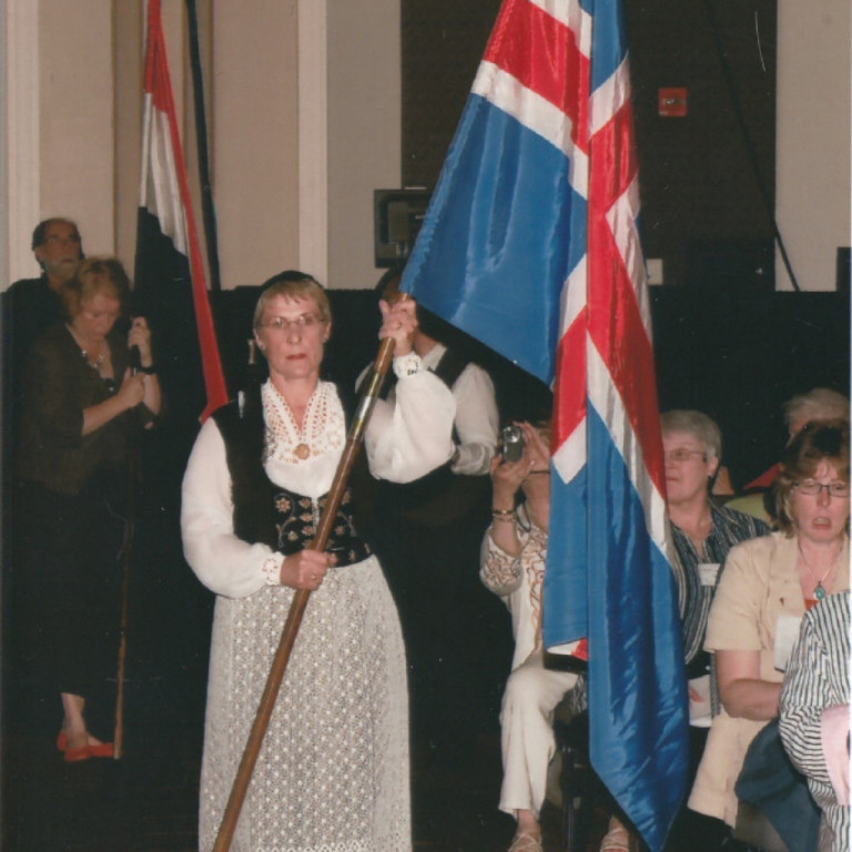 Anna Þóra Baldursdóttir Betadeild, landssambandsforseti 2007-2009 ber inn fánann á setningu