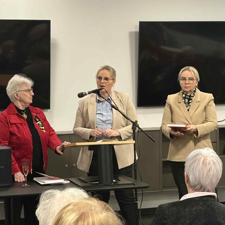 Alfadeildarkonurnar Ragnhildur og Marta Guðjónsdætur veittu viðtöku fyrsta eintakinu fyrir hönd Vigdísar Finnbogadóttur