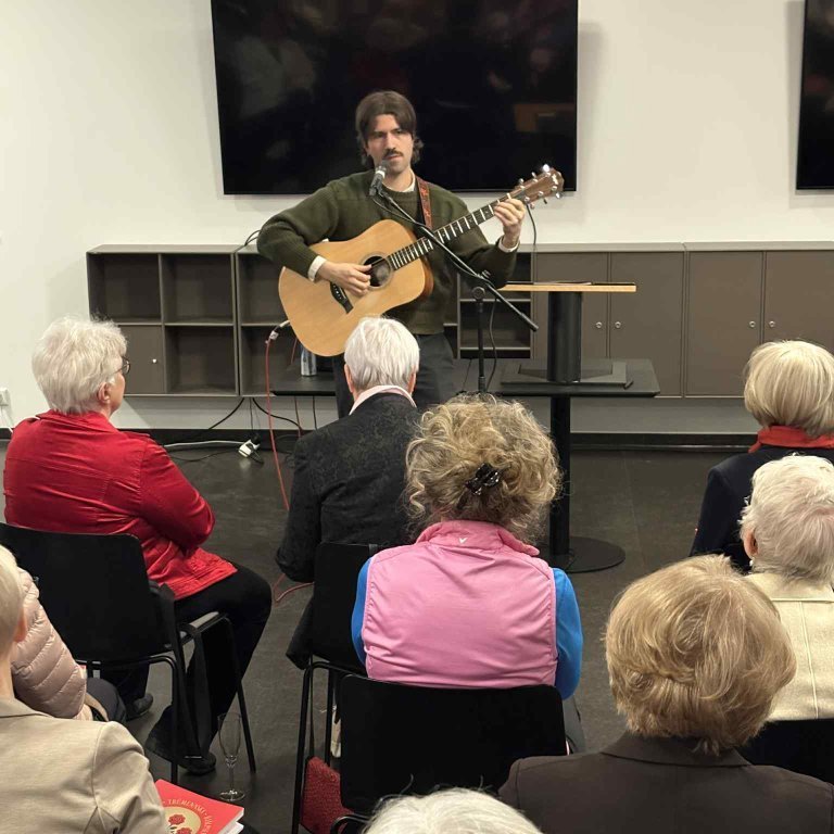 Baldur Hjörleifsson skemmti gestum með gítarspili og söng