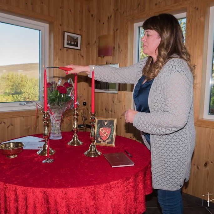 Á vorfundi Delta 2019. Brynja kveikir á kertum vináttu, trúmennsku og hjálpsemi.