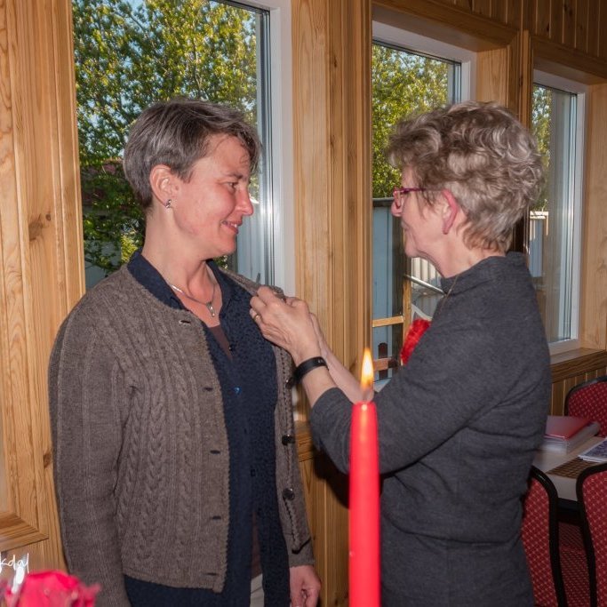 Á vorfundi Delta 2019. Jónína formaður Delta færir Ruth næluna.