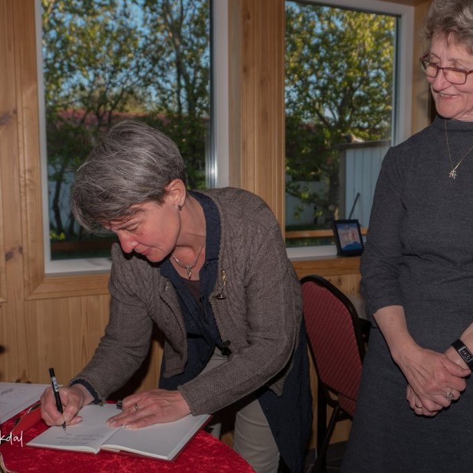 Á vorfundi Delta 2019. Ruth ritar nafn sitt í inntökubókina.