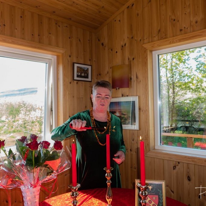 Á vorfundi Delta 2019. Fundi framhaldið næsta dag og Jóna Benediktsdóttir kveikir á kertunum.