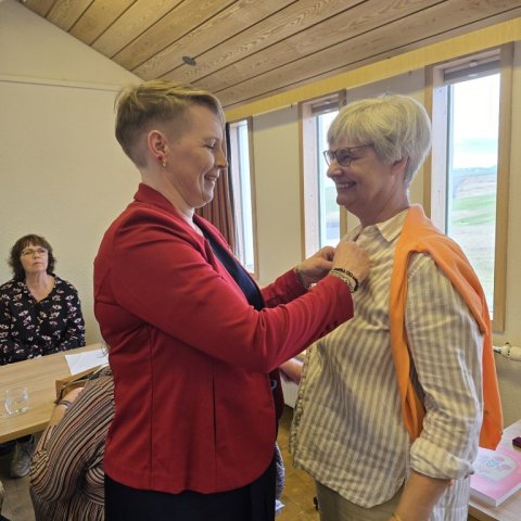 Margrét nælir formannsnælu í Bolette.