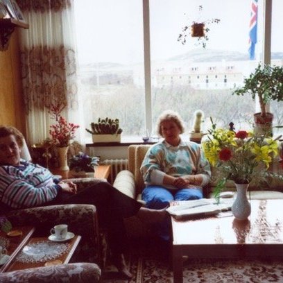 Á heimili Sigrúnar í Bifröst, veitingar grasaöl, ostar og kaffi! Deltasystur Gyða Bergþórsdóttir og Þrúður Kristjánsdóttir.