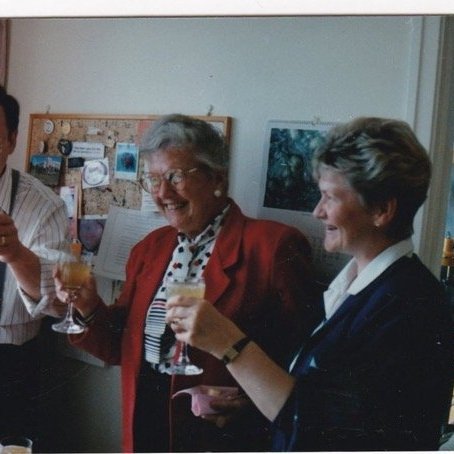 DKG konur sem voru á leið með rútu á vorfund til Austurlands komu við og skáluðu í heimatilbúnu grasaöli hjá Sigrúnu á Bifröst 1990. Jón Sigurðsson skenkjari, Marjorie Allen alþjóðaforseti, Sigrún Jóhannesdóttir formaður Deltadeildar.