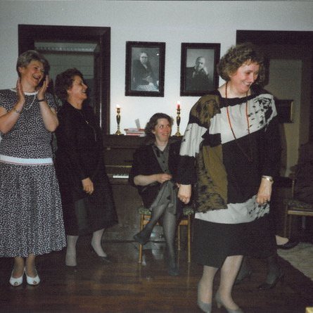 Deltadeild kynnir sitt skemmtiatriði: Sigrún Jóhannesdóttir, Gyða Bergþórsdóttir og Þrúður Kristjánsdóttir.