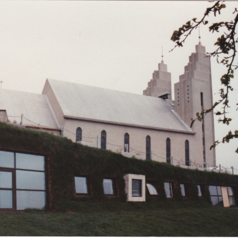 Akureyrarkirkja og safnaðarheimilið